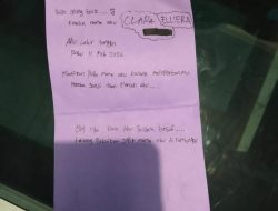 BAYI PEREMPUAN DITINGGALKAN DI TERAS RUMAH WARGA, AKSI TEREKAM CCTV*