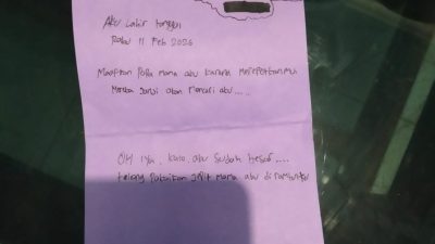 BAYI PEREMPUAN DITINGGALKAN DI TERAS RUMAH WARGA, AKSI TEREKAM CCTV*